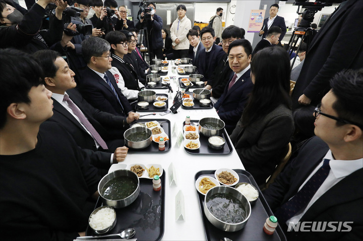 [서울=뉴시스] 이영환 기자 = 김기현 국민의힘 대표가 28일 오전 서울 동대문구 경희대학교 푸른솔문화관 학생식당 천원의 아침밥 현장을 찾아 이재백 총학생회장, 채희선 부총학생회장 등과 식사 및 대화를 하고 있다. (공동취재사진) 2023.03.28. photo@newsis.com