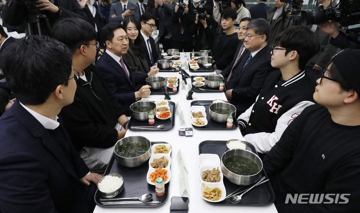[서울=뉴시스] 이영환 기자 = 김기현 국민의힘 대표가 지난달 28일 오전 서울 동대문구 경희대학교 푸른솔문화관 학생식당 천원의 아침밥 현장을 찾아 이재백 총학생회장, 채희선 부총학생회장 등과 식사 및 대화를 하고 있다. (공동취재사진) 2023.03.28. photo@newsis.com
