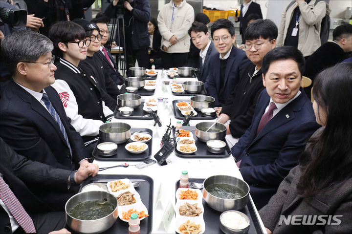 [서울=뉴시스] 이영환 기자 = 김기현 국민의힘 대표가 28일 오전 서울 동대문구 경희대학교 푸른솔문화관 학생식당 천원의 아침밥 현장을 찾아 이재백 총학생회장, 채희선 부총학생회장 등과 식사 및 대화를 하고 있다. (공동취재사진) 2023.03.28. photo@newsis.com