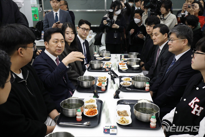 [서울=뉴시스] 이영환 기자 = 김기현 국민의힘 대표가 28일 오전 서울 동대문구 경희대학교 푸른솔문화관 학생식당 천원의 아침밥 현장을 찾아 이재백 총학생회장, 채희선 부총학생회장 등과 식사 및 대화를 하고 있다. (공동취재사진) 2023.03.28. photo@newsis.com