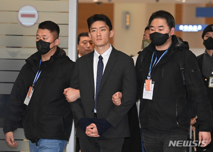 [인천공항=뉴시스] 조성우 기자 = 전직 대통령 전두환 씨의 손자 전우원 씨가 지난 28일 오전 인천국제공항을 통해 귀국한 뒤 경찰에 체포돼 서울경찰청 마약범죄수사대로 압송되고 있다. (공동취재사진) 2023.03.28. photo@newsis.com