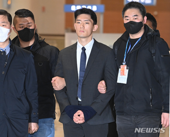 [인천공항=뉴시스] 조성우 기자 = 전직 대통령 전두환 씨의 손자 전우원 씨가 지난 28일 오전 인천국제공항을 통해 귀국한 뒤 경찰에 체포돼 서울경찰청 마약범죄수사대로 압송되고 있다. (공동취재사진) 2023.03.28. photo@newsis.com