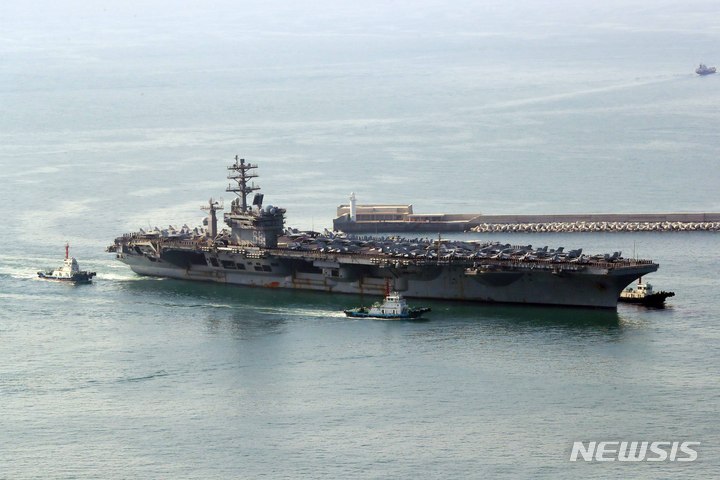 [부산=뉴시스] 지난 2023년 한미 해군 연합 해상훈련에 참가한 미국 핵추진 항공모함 '니미츠'(CVN 68·10만t급)가 부산 남구 해군작전사령부 부산작전기지에 입항하고 있다. 미국 핵추진 항공모함 니미츠함(CVN-68)이 계획보다 약 1년 늘어난 내년 3월까지 현역에서 활동할 계획이라고 14일(현지 시간) CNN이 보도했다. (사진=뉴시스DB) 2025.03.15. 