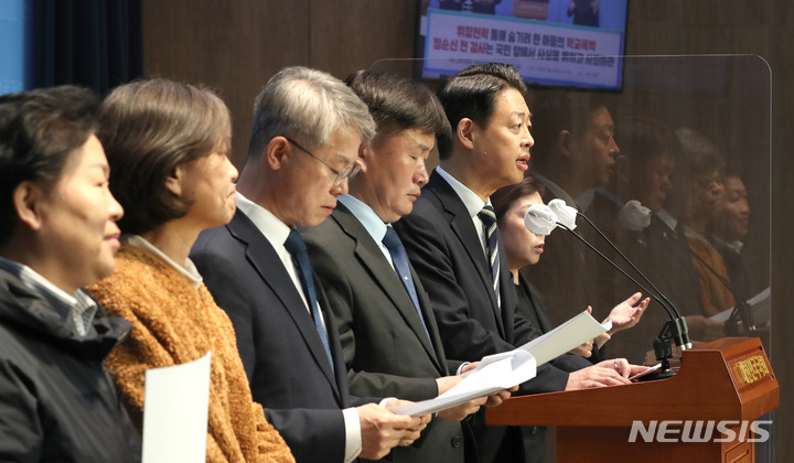 [서울=뉴시스] 전진환 기자 = 국회 교육위원회 더불어민주당 간사인 김영호 의원이 28일 오전 서울 여의도 국회 소통관에서 열린 정순신 아들 학폭 관련 기자회견에서 발언하고 있다. 2023.03.28. amin2@newsis.com