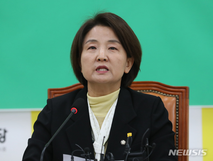 [서울=뉴시스] 전진환 기자 = 이은주 정의당 원내대표가 28일 오전 서울 여의도 국회에서 열린 정의당 의원총회에서 발언하고 있다. 2023.03.28. amin2@newsis.com