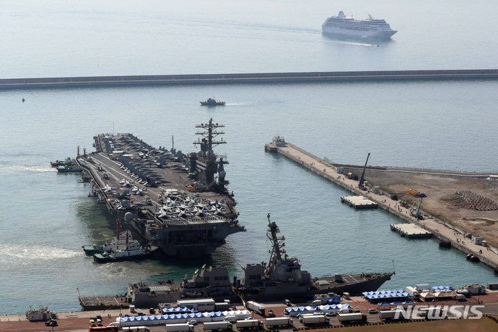 [부산=뉴시스] 하경민 기자 = 한미 해군 연합 해상훈련에 참가한 미국 핵추진 항공모함 '니미츠'(CVN 68·10만t급)가 28일 오전 부산 남구 해군작전사령부 부산작전기지에 입항하고 있다. 항모 아래는 이지스구축함 '웨인 E.메이어'(DDG-108). 길이 332.8m, 폭 76.8m, 승조원 6000여 명 규모인 니미츠함은 F/A-18F 슈퍼호넷 등 함재기 90여 대을 탑재할 수 있어 '떠다니는 군사기지'로 불린다. 2023.03.28. yulnetphoto@newsis.com