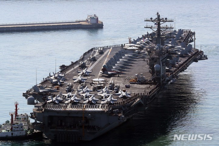 [부산=뉴시스] 하경민 기자 = 한미 해군 연합 해상훈련에 참가한 미국 핵추진 항공모함 '니미츠'(CVN 68·10만t급)가 28일 오전 부산 남구 해군작전사령부 부산작전기지에 입항하고 있는 가운데 항모 갑판 위에 각종 함재기와 승조원이 도열해 있는 모습. 2023.03.28. yulnetphoto@newsis.com