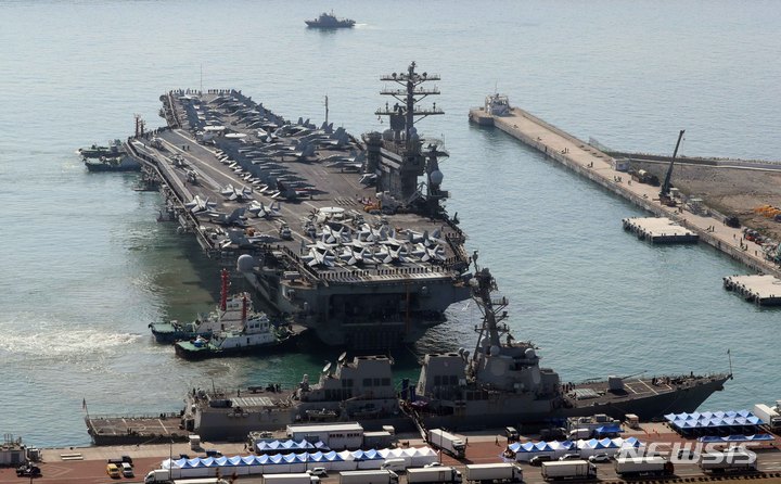 [부산=뉴시스] 하경민 기자 = 한미 해군 연합 해상훈련에 참가한 미국 핵추진 항공모함 '니미츠'(CVN 68·10만t급)가 28일 오전 부산 남구 해군작전사령부 부산작전기지에 입항하고 있다. 항모 아래는 이지스구축함 '웨인 E.메이어'(DDG-108). 길이 332.8m, 폭 76.8m, 승조원 6000여 명 규모인 니미츠함은 F/A-18F 슈퍼호넷 등 함재기 90여 대을 탑재할 수 있어 '떠다니는 군사기지'로 불린다. 2023.03.28. yulnetphoto@newsis.com