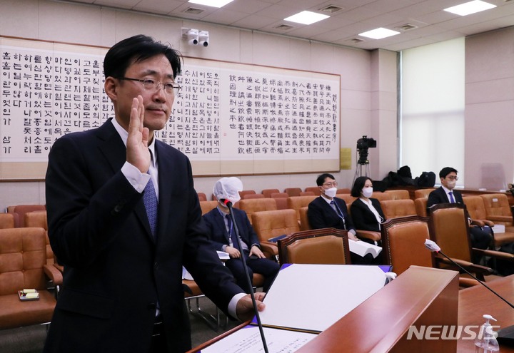 [서울=뉴시스] 전진환 기자 = 김형두 헌법재판관 후보자가 28일 오전 서울 여의도 국회에서 열린 헌법재판소 재판관후보자 인사청문회에서 선서를 하고 있다. 2023.03.28. amin2@newsis.com