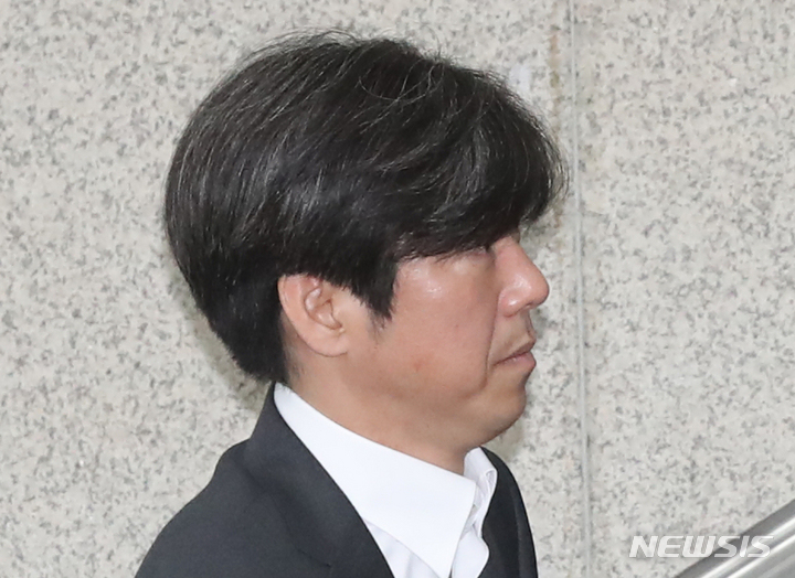 [서울=뉴시스] 조수정 기자 = 남욱 변호사가 28일 서초구 서울중앙지방법원에서 열린 김용 전 민주연구원 부원장의 불법 정치자금·뇌물 수수 관련 공판에 출석하고 있다. 2023.03.28.chocrystal@newsis.com