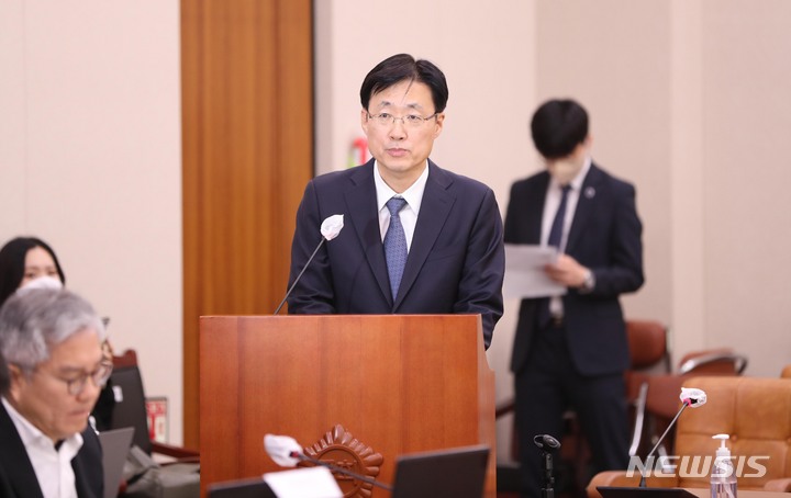 [서울=뉴시스] 전진환 기자 = 김형두 헌법재판관 후보자가 28일 오전 서울 여의도 국회에서 열린 헌법재판소 재판관후보자 인사청문회에서 선서를 하고 있다. 2023.03.28. amin2@newsis.com