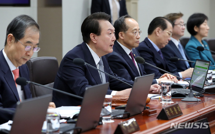 [서울=뉴시스] 홍효식 기자 = 윤석열 대통령이 28일 서울 용산 대통령실 청사에서 국무회의를 주재하고 있다. 2023.03.28. yesphoto@newsis.com