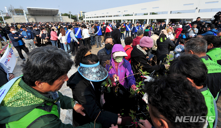 [광주=뉴시스] 이영주 기자 =&nbsp; 28일 오전 광주 서구 광주시청 야외음악당에서 열린 광주시 나무 나누어주기 행사에 참여한 시민들이 차례로 묘목을 받아가고 있다. 2023.03.28. leeyj2578@newsis.com