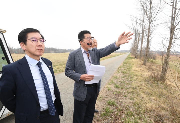 [서울=뉴시스] 최상대 기획재정부 차관이 28일 미래모빌리티 산업 중심의 국가산업단지 후보지로 선정된 충청남도 천안 소재 국립축산과학원 부지를 방문, 관계자의 설명을 듣고 있다. (사진=기획재정부 제공) 2023.03.28. photo@newsis.com *재판매 및 DB 금지