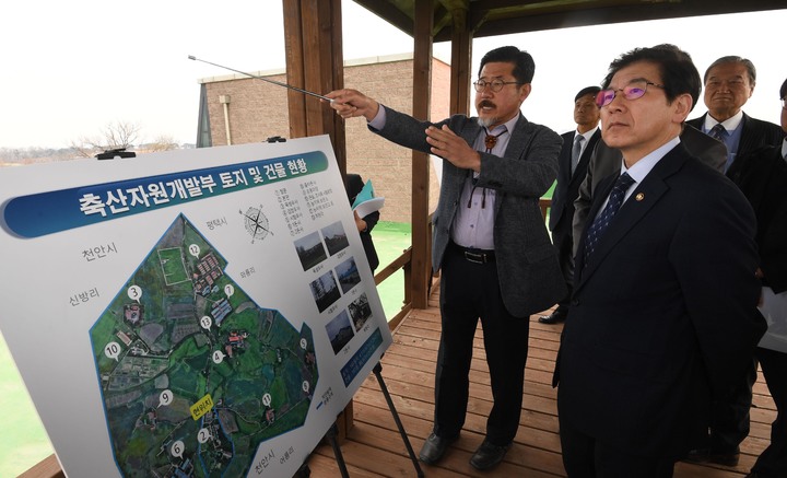 [서울=뉴시스] 최상대 기획재정부 차관이 28일 미래모빌리티 산업 중심의 국가산업단지 후보지로 선정된 충청남도 천안 소재 국립축산과학원 부지를 방문, 관계자의 설명을 듣고 있다. (사진=기획재정부 제공) 2023.03.28. photo@newsis.com *재판매 및 DB 금지