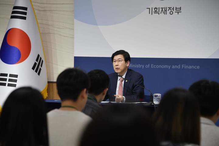 [서울=뉴시스] 최상대 기획재정부 차관이 27일 세종시 정부세종청사 중앙동에서 열린 '2024년도 예산안 편성지침 및 기금운용 계획안 작성지침 백브리핑'에서 주요내용을 발표하고 있다. (사진=기획재정부 제공) 2023.03.28. photo@newsis.com *재판매 및 DB 금지