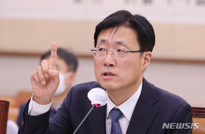 [서울=뉴시스] 전진환 기자 = 김형두 헌재 재판관후보자가 28일 오전 서울 여의도 국회에서 열린 헌법재판소 재판관후보자 인사청문회에서 의원 질의에 답하고 있다. 2023.03.28. amin2@newsis.com