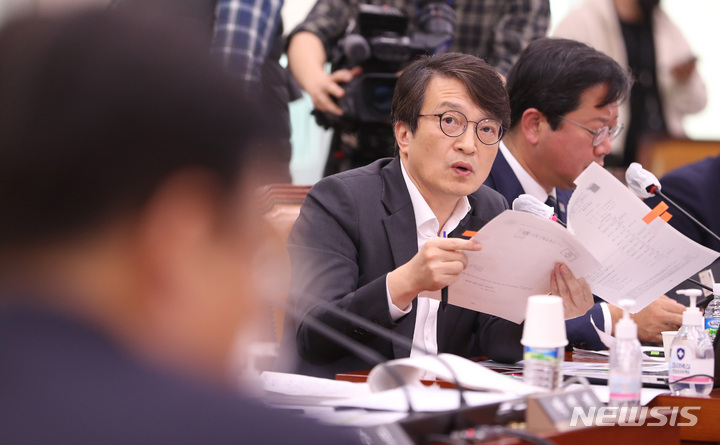 [서울=뉴시스] 전진환 기자 = 김의겸 더불어민주당 의원이 28일 오전 서울 여의도 국회에서 열린 김형두 헌법재판소 재판관후보자 인사청문회에서 후보자의 모친 부동산 관련 질의를 하고 있다. 2023.03.28. amin2@newsis.com