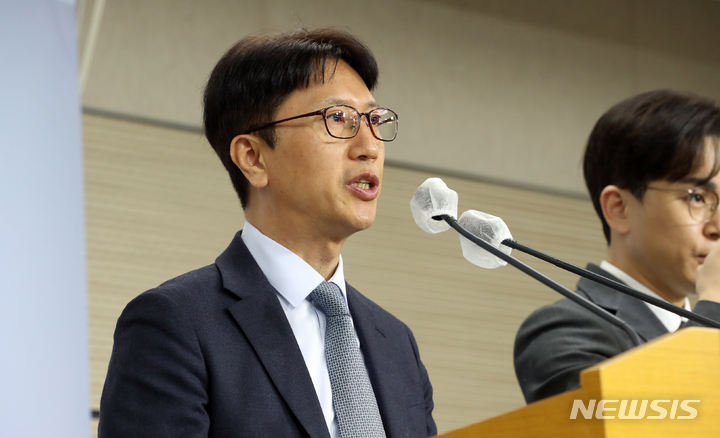 [세종=뉴시스] 강종민 기자 = 이규민 한국교육과정평가원장이 28일 세종시 정부세종청사에서 2024학년도 대학수학능력시험 시행 기본계획을 발표하고 있다. 이 원장은 지난해 대학수학능력시험과 올해 모의평가 결과 등 실증 자료를 바탕으로 적정 난이도를 달성할 수 있도록 노력하겠다고 밝혔다. 2023.03.28. ppkjm@newsis.com