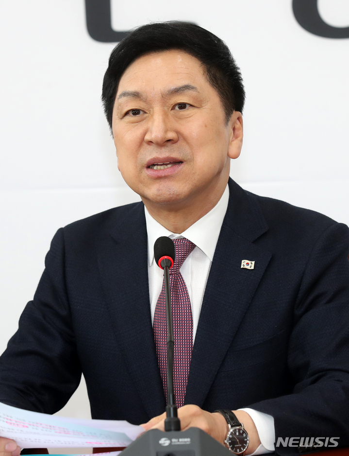 [서울=뉴시스] 고범준 기자 = 김기현 국민의힘 대표가 28일 오전 서울 여의도 국회에서 싱하이밍 주한 중국대사를 접견, 인사말을 하고 있다. 2023.03.28. bjko@newsis.com