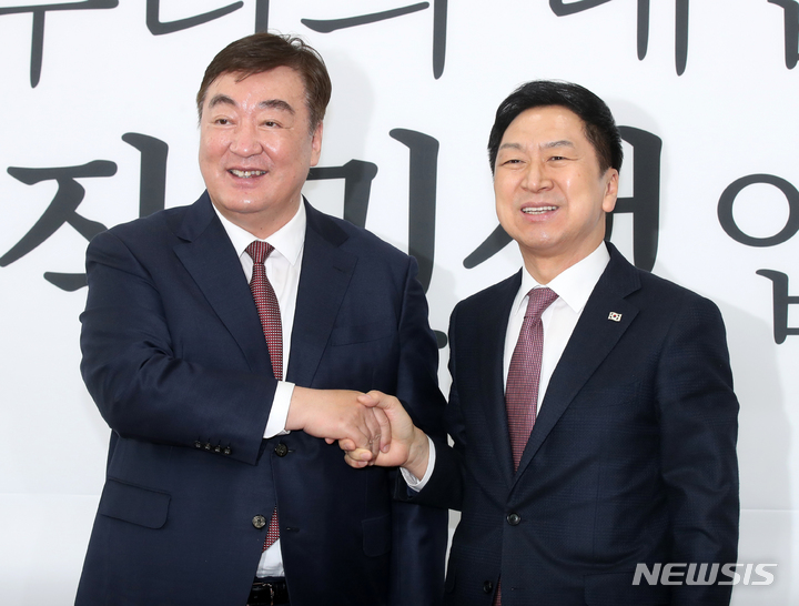 [서울=뉴시스] 고범준 기자 = 김기현 국민의힘 대표가 지난 3월28일 오전 서울 여의도 국회에서 싱하이밍 주한 중국대사를 접견, 기념촬영을 하고 있다. 2023.03.28. bjko@newsis.com