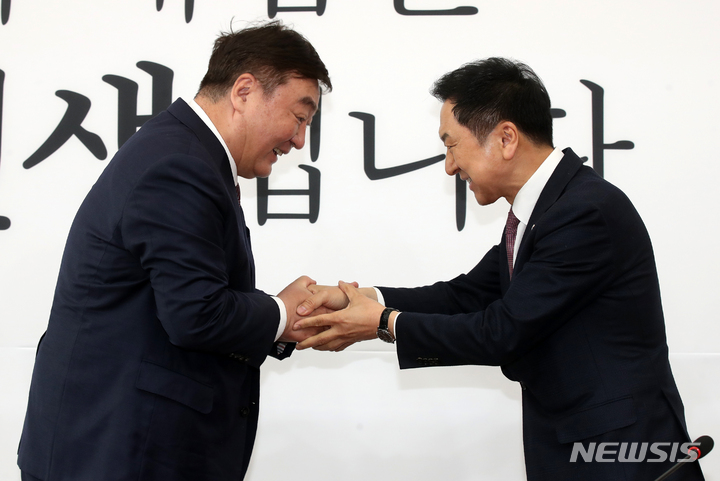 [서울=뉴시스] 고범준 기자 = 김기현 국민의힘 대표가 28일 오전 서울 여의도 국회에서 싱하이밍 주한 중국대사 접견에 앞서 악수하고 있다. 2023.03.28. bjko@newsis.com