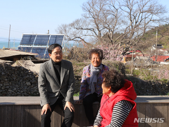 [여수=뉴시스] 오동호 한국섬진흥원장(왼쪽)이 27일 '제15차 찾아가는 섬 현장포럼'을 위해 여수 손죽도를 방문한 가운데 섬 주민들과 대화를 나누고 있다. (사진=한국섬진흥원 제공) 2023.03.28. photo@newsis.com