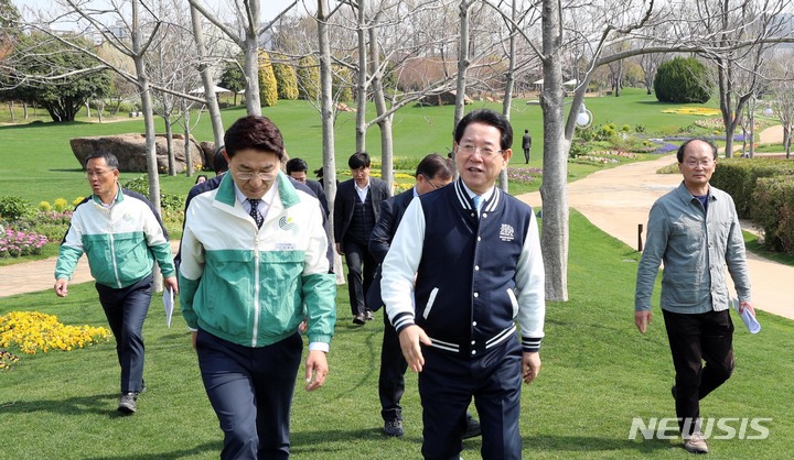 [순천=뉴시스] 이창우 기자=김영록 전남도지사(오른쪽 두 번째)가 2023순천만국제정원박람회 개막을 4일 앞둔 28일 오전 순천만국가정원 박람회장을 둘러보고 있다. 박람회는 '정원에 삽니다'를 주제로 4월 1일부터 10월 31일까지 열린다. (사진=전남도 제공) 2023.03.28. photo@newsis.com *재판매 및 DB 금지