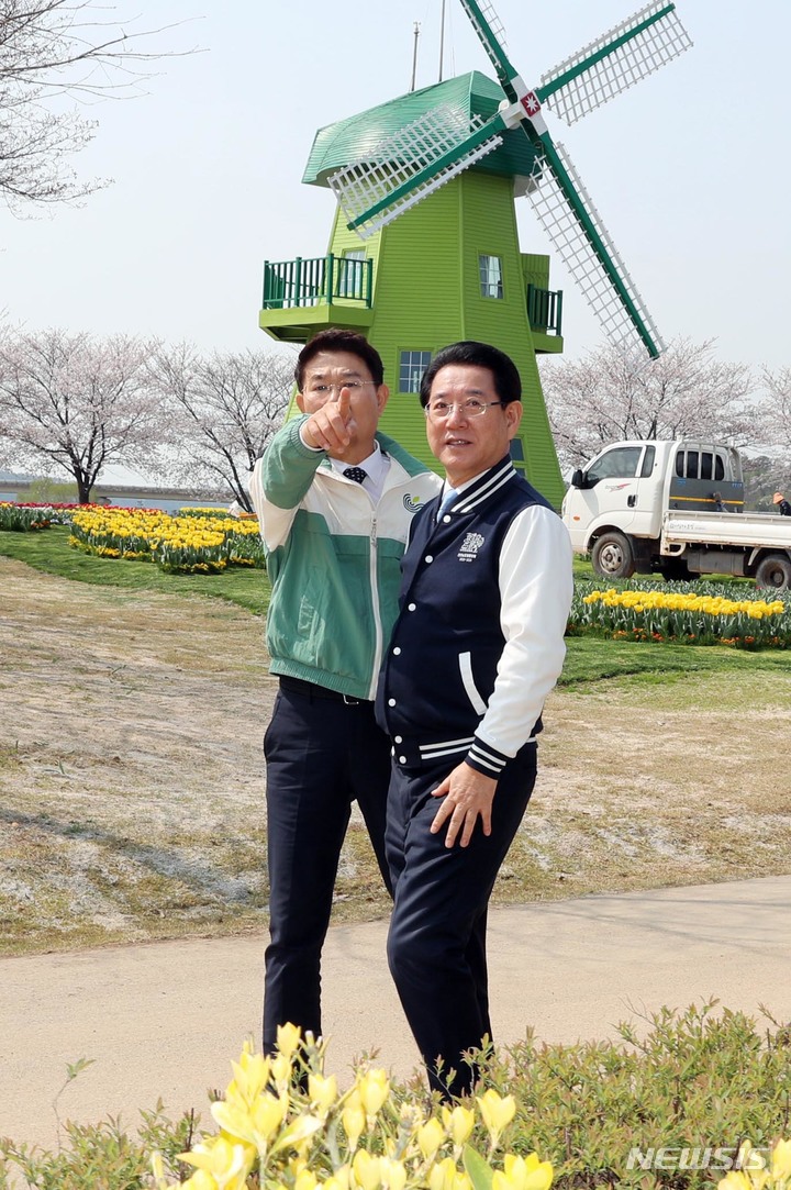 [순천=뉴시스] 이창우 기자=김영록 전남도지사(오른쪽 두 번째)가 2023순천만국제정원박람회 개막을 4일 앞둔 28일 오전 순천만국가정원 박람회장을 둘러보고 있다. 박람회는 '정원에 삽니다'를 주제로 4월 1일부터 10월 31일까지 열린다. (사진=전남도 제공) 2023.03.28. photo@newsis.com *재판매 및 DB 금지