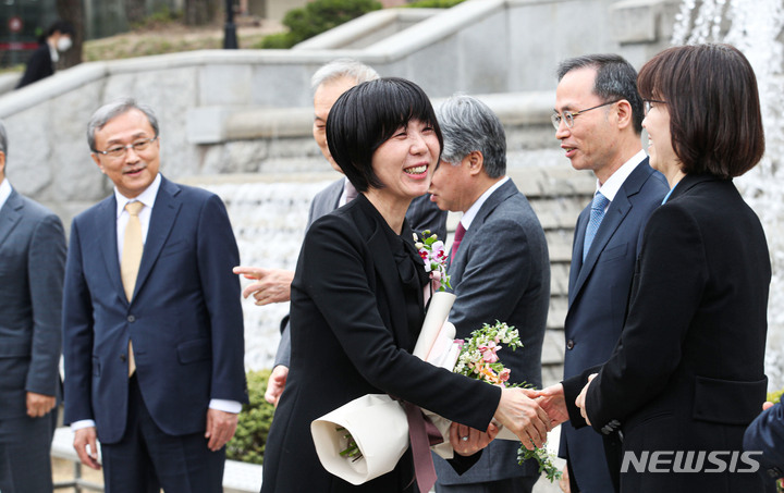 [서울=뉴시스] 권창회 기자 = 이선애 헌법재판관이 28일 오전 서울 종로구 헌법재판소에서 열린 퇴임행사에서 기념촬영을 마치고 재판관들과 악수하고 있다. 2023.03.28. kch0523@newsis.com