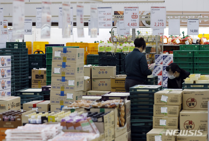 [서울=뉴시스] 고승민 기자 = 28일 서울의 한 대형 식자재마트에 각종 식품이 진열돼 있다. '2023.03.28. kkssmm99@newsis.com