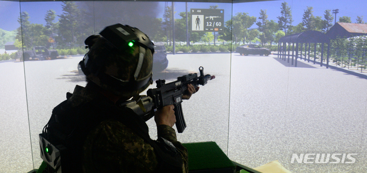 [남원=뉴시스] 김얼 기자 = 전북 남원시 남원예비군훈련장에서 한 예비군이 VR 모의 사격훈련을 하고 있다. (기사와 직접 관련없음)2023.03.28. pmkeul@nwsis.com
