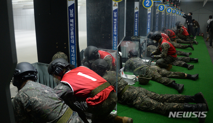 [남원=뉴시스] 김얼 기자 = 코로나19로 중단 및 축소되었던 예비군 훈련이 4년 만에 정상 시행된 28일 전북 남원시 남원예비군훈련장에서 예비군들이 실탄 사격을 하고 있다. 2023.03.28. pmkeul@nwsis.com