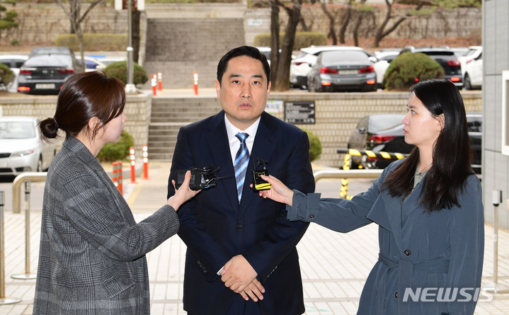 [서울=뉴시스] 조수정 기자 = 조국 전 법무부 장관이 한 금융회사와 긴밀한 관계라는 의혹을 제기하는 등 허위사실을 유포한 혐의로 재판에 넘겨진 강용석 변호사의 항소심 선고가 17일 나온다. 사진은 조국 전 법무부 장관의 딸 조민 씨의 명예를 훼손한 혐의로 재판에 넘겨진 강 변호사가 지난해 3월 서울 서초구 서울중앙지방법원에서 열린 공판에 출석하고 있는 모습. (공동취재사진) 2023.03.28. chocrystal@newsis.com