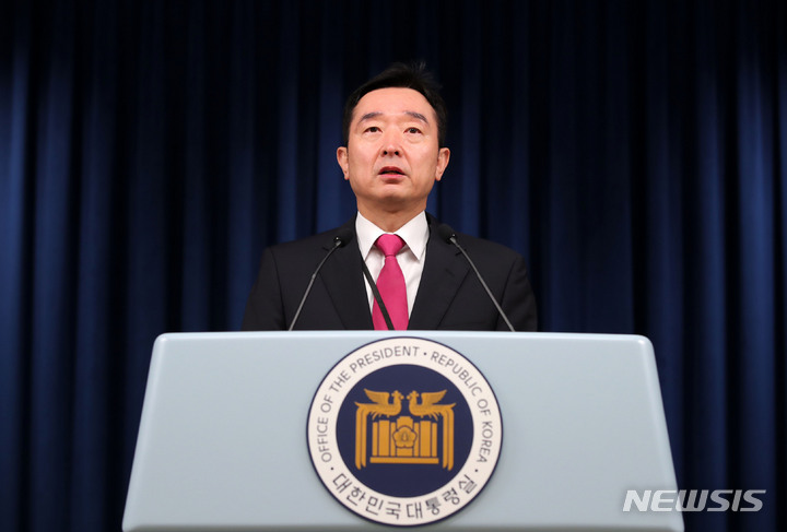 [서울=뉴시스] 홍효식 기자 = 이도운 대통령실 대변인이 28일 서울 용산 대통령실 청사 브리핑룸에서 양곡관리법 개정안 등 국무회의 논의 내용 관련 브리핑을 하고 있다. 2023.03.28. yesphoto@newsis.com