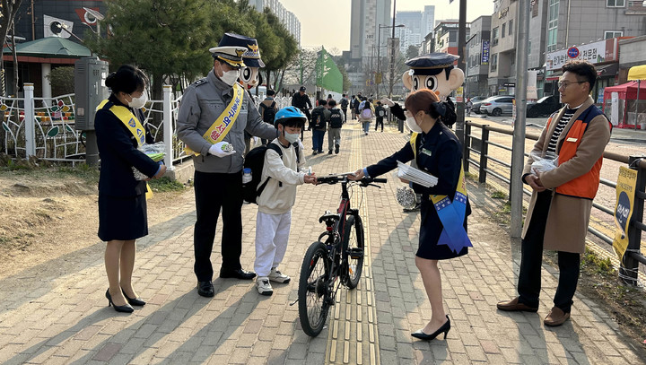 [광주=뉴시스] 변재훈 기자 = 광주 북부경찰서 교통과는 28일 북구 신용동 건국초등학교 정문·횡단보도 앞에서 등굣길 어린이 교통안전 홍보활동을 펼쳤다. (사진=광주 북부경찰 제공) 2023.03.28. photo@newsis.com *재판매 및 DB 금지