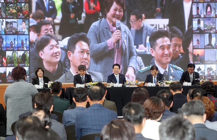 [영광=뉴시스] 이창우 기자=김영록 전남도지사가 28일 오후 영광군 국민체육센터에서 열린 영광군민과 함께하는 2023 도민과의 대화에서 군민들과 즉문즉답을 하고 있다. (사진=전남도 제공) 2023.03.28. photo@newsis.com *재판매 및 DB 금지