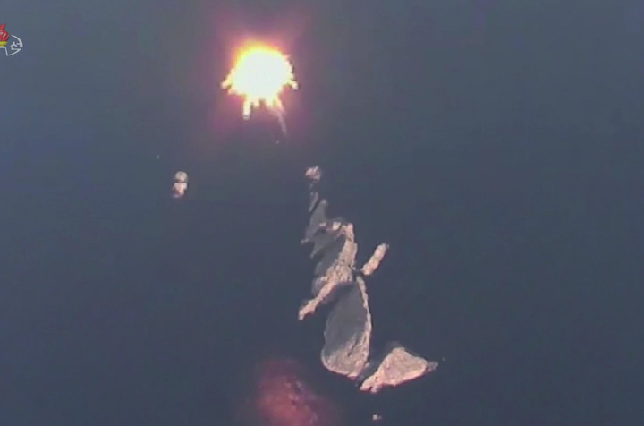 [서울=뉴시스] 북한 조선중앙TV가 27일 북한이 발사한 단거리 탄도미사일은 핵 공중 폭발 타격 훈련이었다고 28일 보도했다. 발사된 전술탄도미사일에는 "핵 전투부를 모의한 시험용 전투부"가 장착됐으며, "평양시 역포구역에서 함경북도 김책시 앞 목표섬을 겨냥해 가상적인 핵습격을 진행하면서 표적상공 500m에서 전투부를 공중폭발시켰다"고 전했다.(사진=조선중앙TV 캡처) 2023.03.28. photo@newsis.com *재판매 및 DB 금지