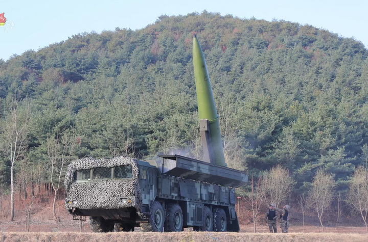 [서울=뉴시스] 북한 조선중앙TV가 27일 북한이 발사한 단거리 탄도미사일은 핵 공중 폭발 타격 훈련이었다고 28일 보도했다. 발사된 전술탄도미사일에는 "핵 전투부를 모의한 시험용 전투부"가 장착됐으며, "평양시 역포구역에서 함경북도 김책시 앞 목표섬을 겨냥해 가상적인 핵습격을 진행하면서 표적상공 500m에서 전투부를 공중폭발시켰다"고 전했다.(사진=조선중앙TV 캡처) 2023.03.28. photo@newsis.com *재판매 및 DB 금지