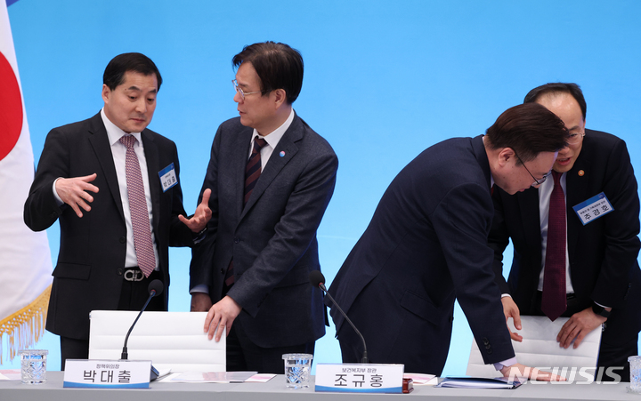 [서울=뉴시스] 홍효식 기자 = 박대출 국민의힘 정책위의장(왼쪽부터), 이관섭 대통령실 국정기획수석, 조규홍 보건복지부 장관, 추경호 경제부총리 겸 기획재정부 장관이 28일 오후 청와대 영빈관에서 열린 제1차 저출산고령사회위원회 회의에 앞서 대화하고 있다. (대통령실통신사진기자단) 2023.03.28. yesphoto@newsis.com