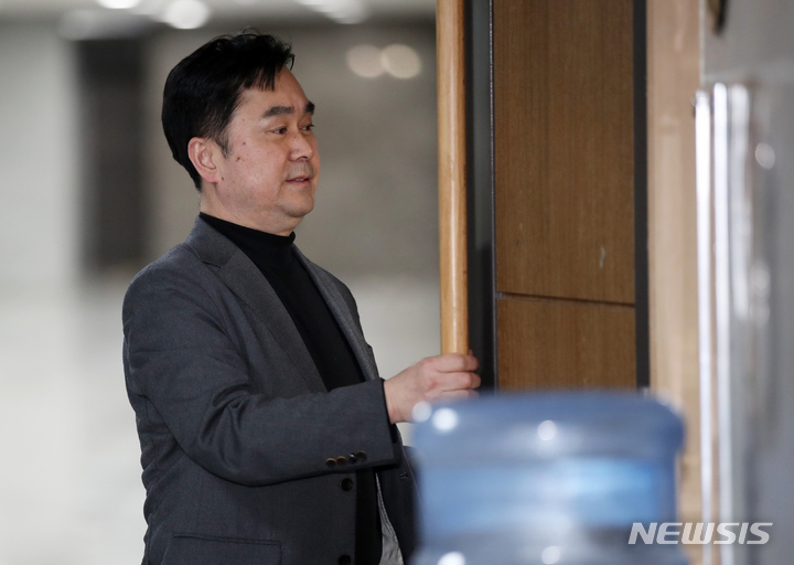 [서울=뉴시스] 고범준 기자 = 김종민 더불어민주당 의원이 28일 오후 서울 여의도 국회 의원회관에서 열린 민주당의 길 토론회에 참석하고 있다. 2023.03.28. bjko@newsis.com