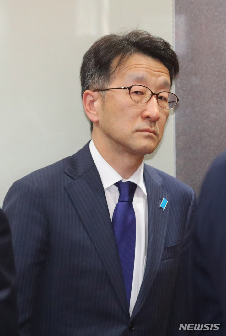 [서울=뉴시스] 배훈식 기자 = 일본 초등학교 교과서 검정 결과에 따라 초치된 구마가이 나오키(熊谷直樹) 주한일본대사관 대사 대리가 28일 오후 서울 종로구 외교부 청사로 들어오며 취재진을 노려보고 있다. 2023.03.28. dahora83@newsis.com