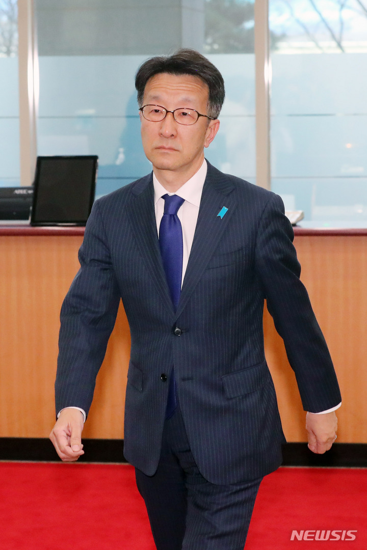 [서울=뉴시스] 배훈식 기자 = 일본 초등학교 교과서 검정 결과에 따라 초치된 구마가이 나오키(熊谷直樹) 주한일본대사관 대사 대리가 28일 오후 서울 종로구 외교부 청사로 들어오고 있다. 2023.03.28. dahora83@newsis.com