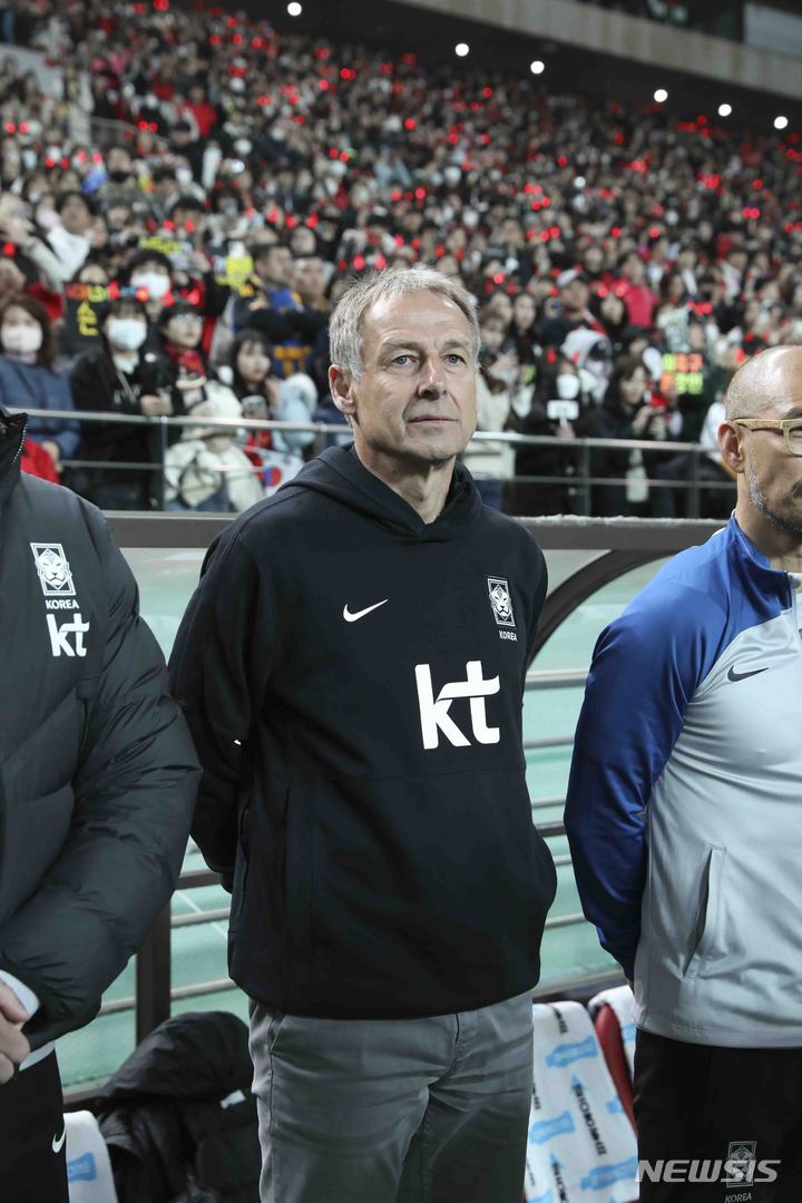 [서울=뉴시스] 김근수 기자 = 28일 오후 서울 마포구 서울월드컵경기장에서 열린 하나은행 초청 축구 국가대표 평가전 대한민국과 우루과이의 경기, 위르겐 클린스만 감독이 경기장을 바라보고 있다. 2023.03.28. ks@newsis.com