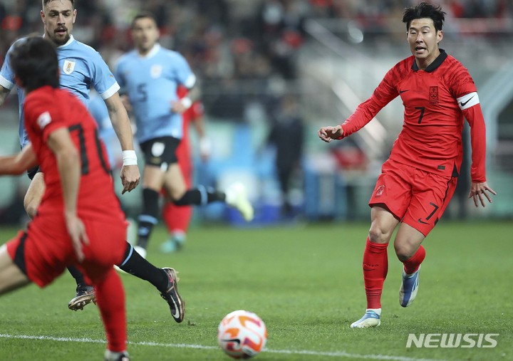 [서울=뉴시스] 최진석 기자 = 28일 오후 서울 마포구 서울월드컵경기장에서 열린 하나은행 초청 축구 국가대표 평가전 대한민국과 우루과이의 경기. 대한민국 손흥민이 이재성의 패스를 받고 있다. 2023.03.28. myjs@newsis.com