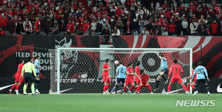 [서울=뉴시스] 김금보 기자 = 28일 오후 서울 마포구 서울월드컵경기장에서 열린 하나은행 초청 축구 국가대표 평가전 대한민국과 우루과이의 경기, 전반 우루과이 코아테스가 헤딩골을 넣고 있다. 2023.03.28. kgb@newsis.com