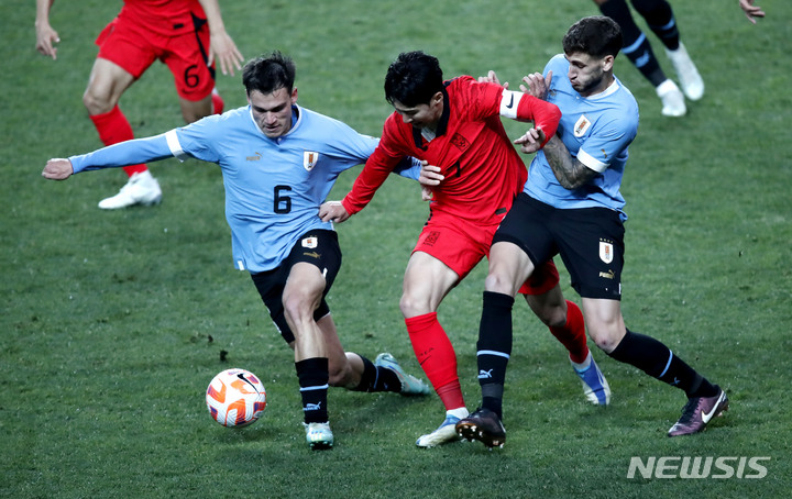 [서울=뉴시스] 정병혁 기자 = 28일 오후 서울 마포구 서울월드컵경기장에서 열린 하나은행 초청 축구 국가대표 평가전 대한민국과 우루과이의 경기, 손흥민이 마누엘 우가르테와 몸싸움을 하고 있다 .2023.03.28. jhope@newsis.com