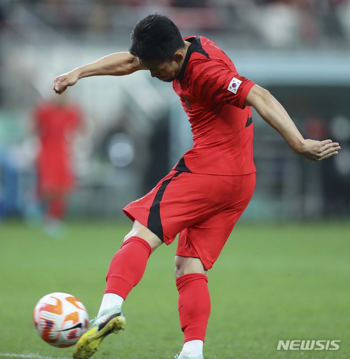 [서울=뉴시스] 최진석 기자 = 28일 오후 서울 마포구 서울월드컵경기장에서 열린 하나은행 초청 축구 국가대표 평가전 대한민국과 우루과이의 경기. 대한민국 이기제가 슛을 날리고 있다. 2023.03.28. myjs@newsis.com