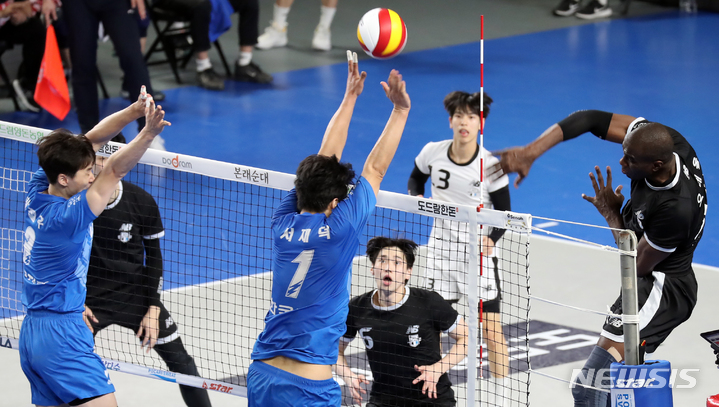 [천안=뉴시스] 강종민 기자 = 28일 충남 천안유관순체육관에서 열린 '2022-23시즌 도드람 V-리그' 남자부 플레이오프(PO) 3차전 현대캐피탈과 한국전력 경기에서 현대캐피탈 오레올이 강스파이크를 날리고 있다. 2023.03.28. ppkjm@newsis.com