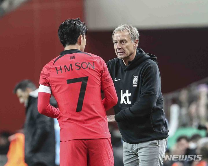 [서울=뉴시스] 김근수 기자 = 28일 오후 서울 마포구 서울월드컵경기장에서 열린 하나은행 초청 축구 국가대표 평가전 대한민국과 우루과이의 경기, 위르겐 클린스만 감독이 손흥민과 이야기를 나누고 있다. 2023.03.28. ks@newsis.com